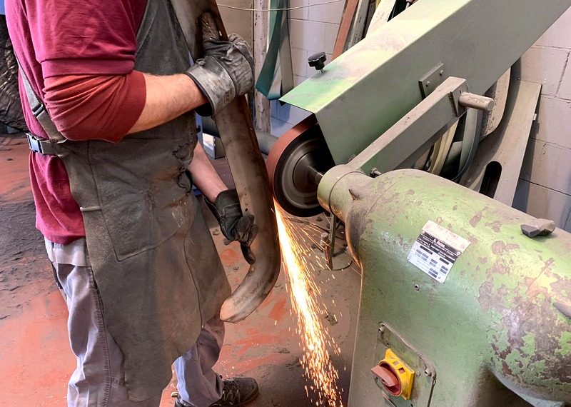 Desbaste de una pieza metálica en el taller