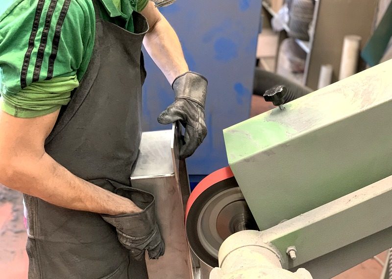 Pulido manual de una pieza en el taller de Granollers