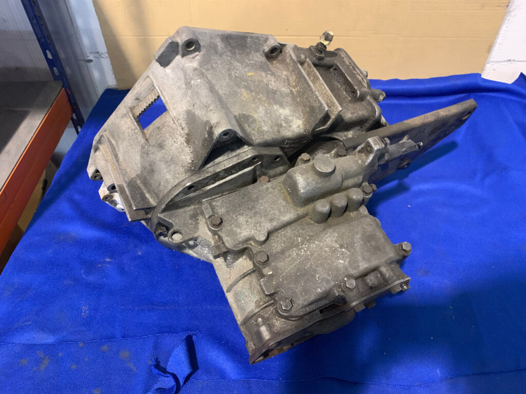 Caja de cambios de coche con grasa y suciedad incrustada