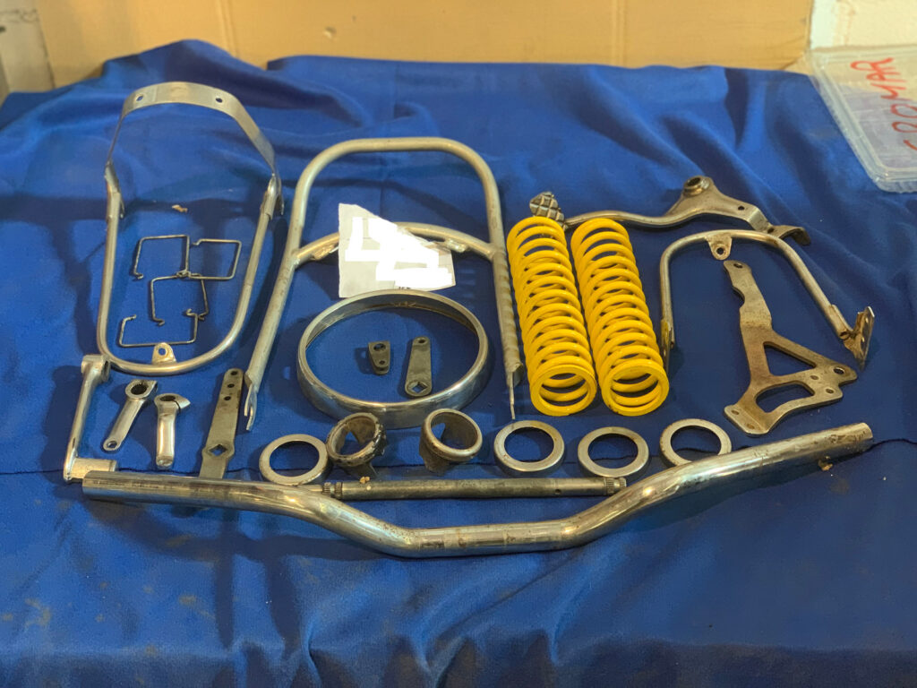 Manillar, subchasis, portaequipajes y aro de faro de moto, sin tratar