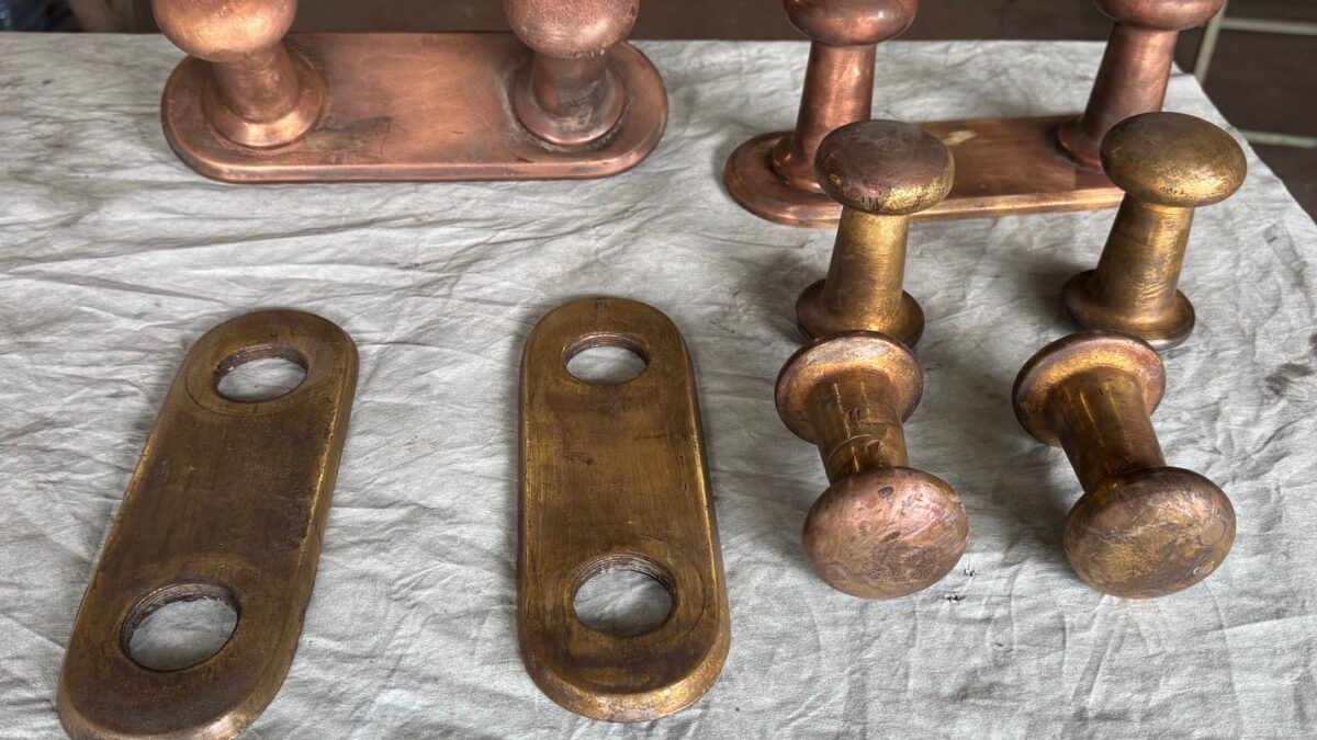 Accesorios de latón: pulido y cromado — Antes