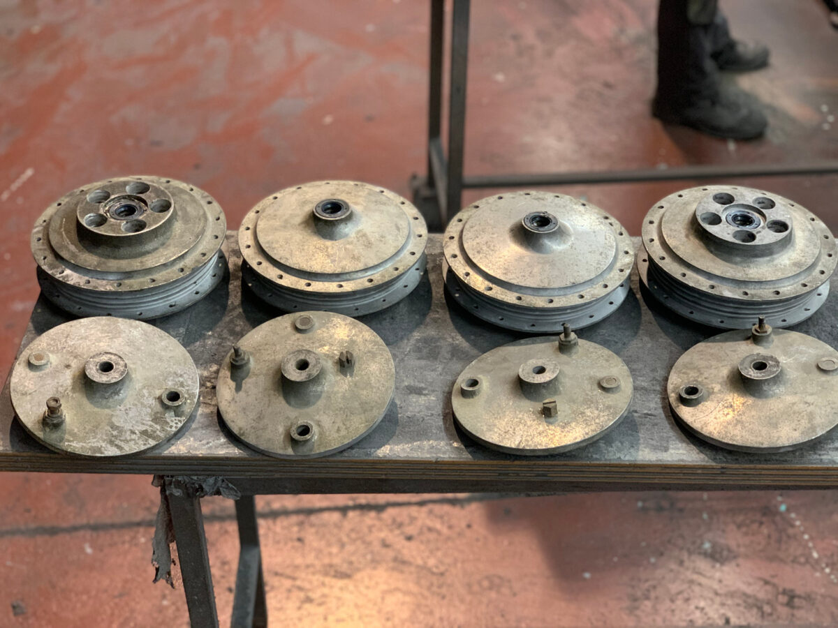 Cuatro bujes de rueda de moto en aluminio con la superficie oxidada