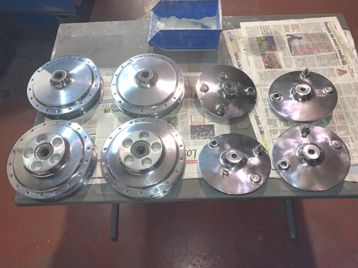 Los mismos cuatro bujes de aluminio pulidos a espejo