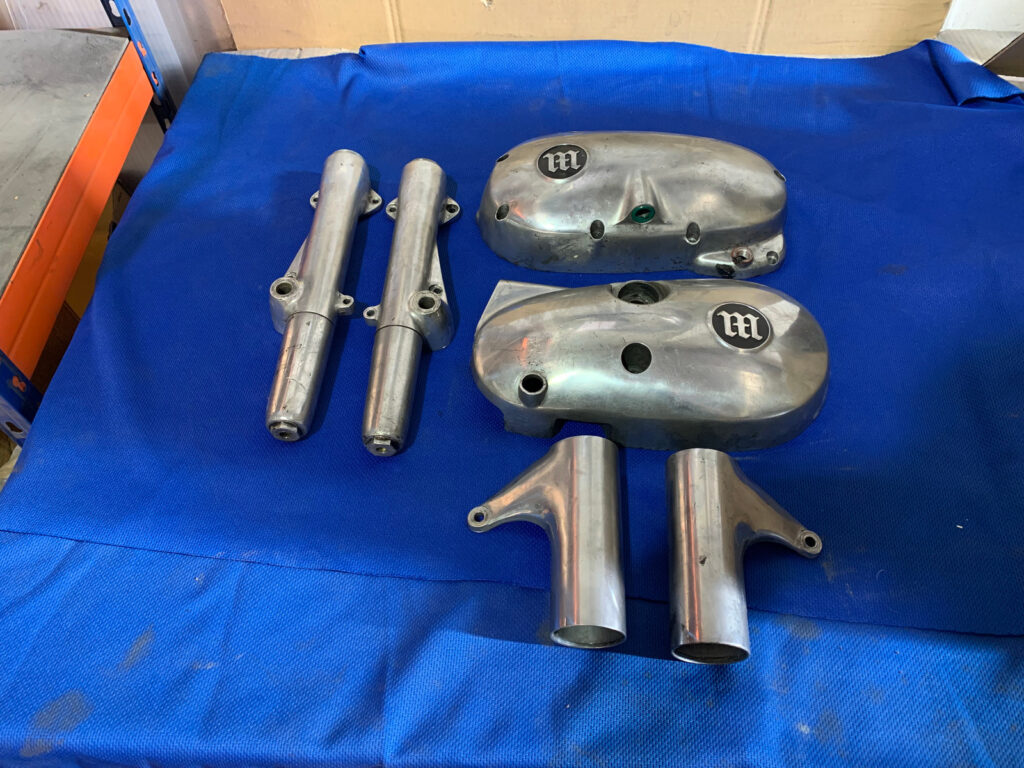 Tapas, barras de horquilla y soportes de Montesa con el aluminio apagado