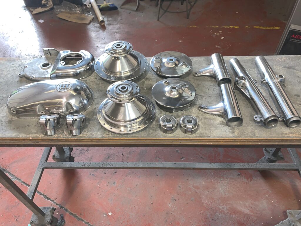 Las mismas piezas de Montesa pulidas, alineadas en la mesa del taller