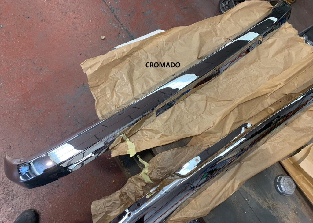 Parachoques cromados envueltos en papel, listos para entregar
