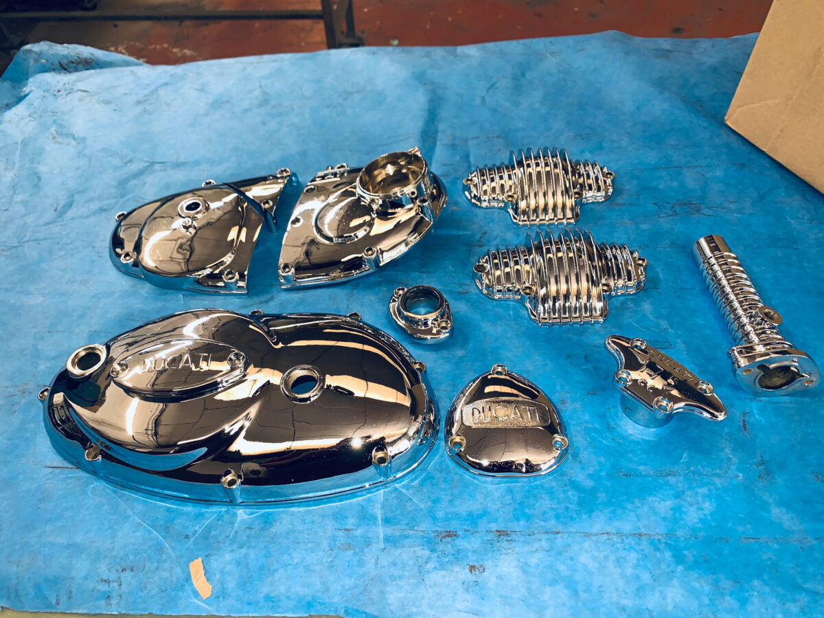 Las tapas de motor Ducati con el acabado cromado a espejo