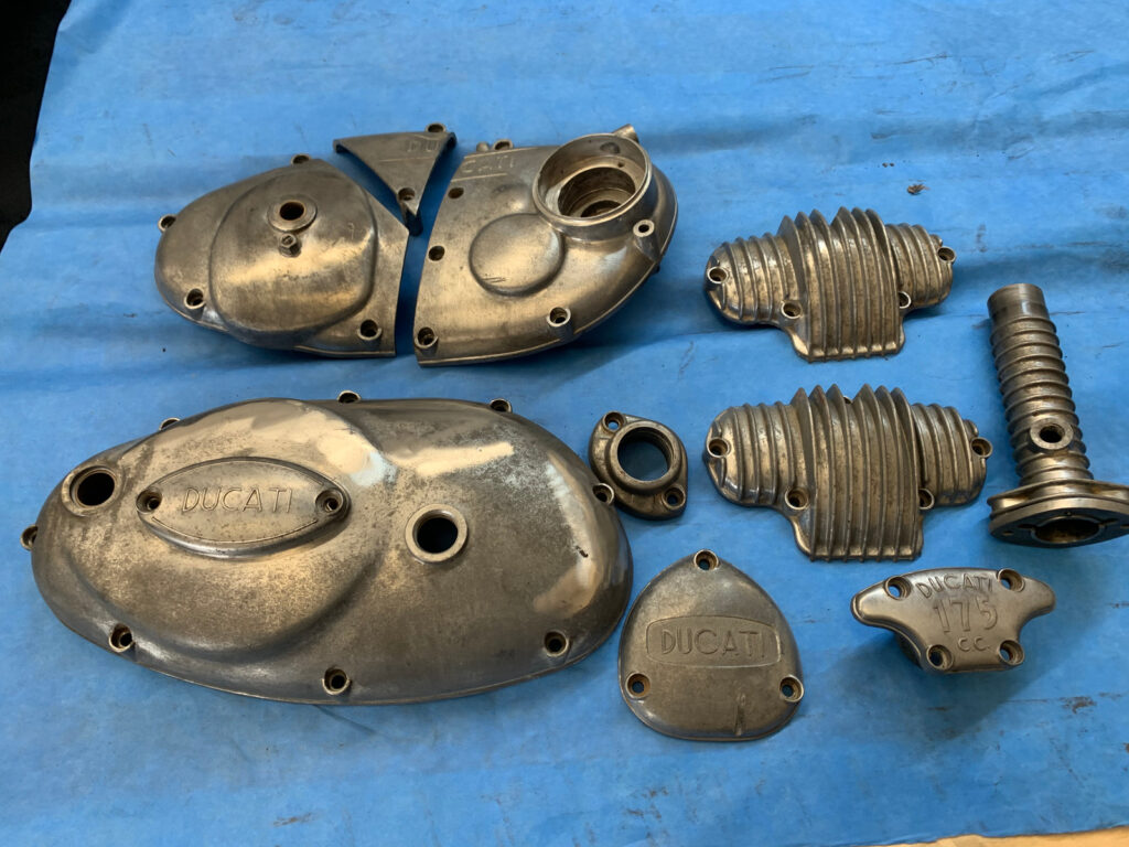 Tapas de motor Ducati 175 en aluminio sin tratar, con óxido mate