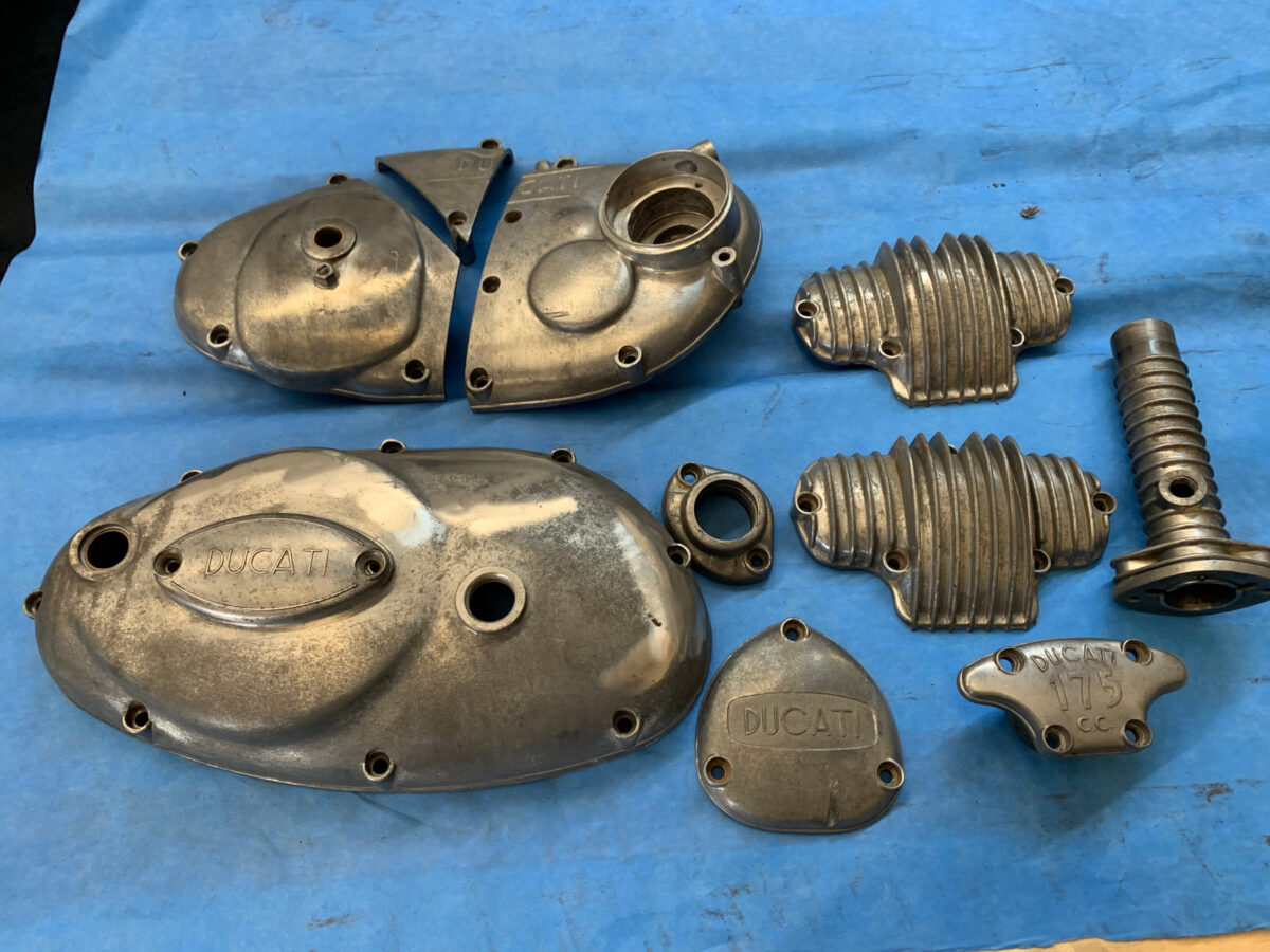 Tapas de motor Ducati 175 en aluminio sin tratar, con óxido mate